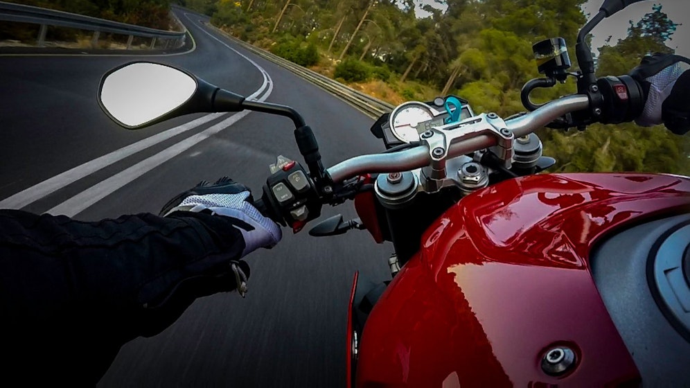 Der Biker beschleunigte sein Motorrad laut Polizei auf 100 km/h.