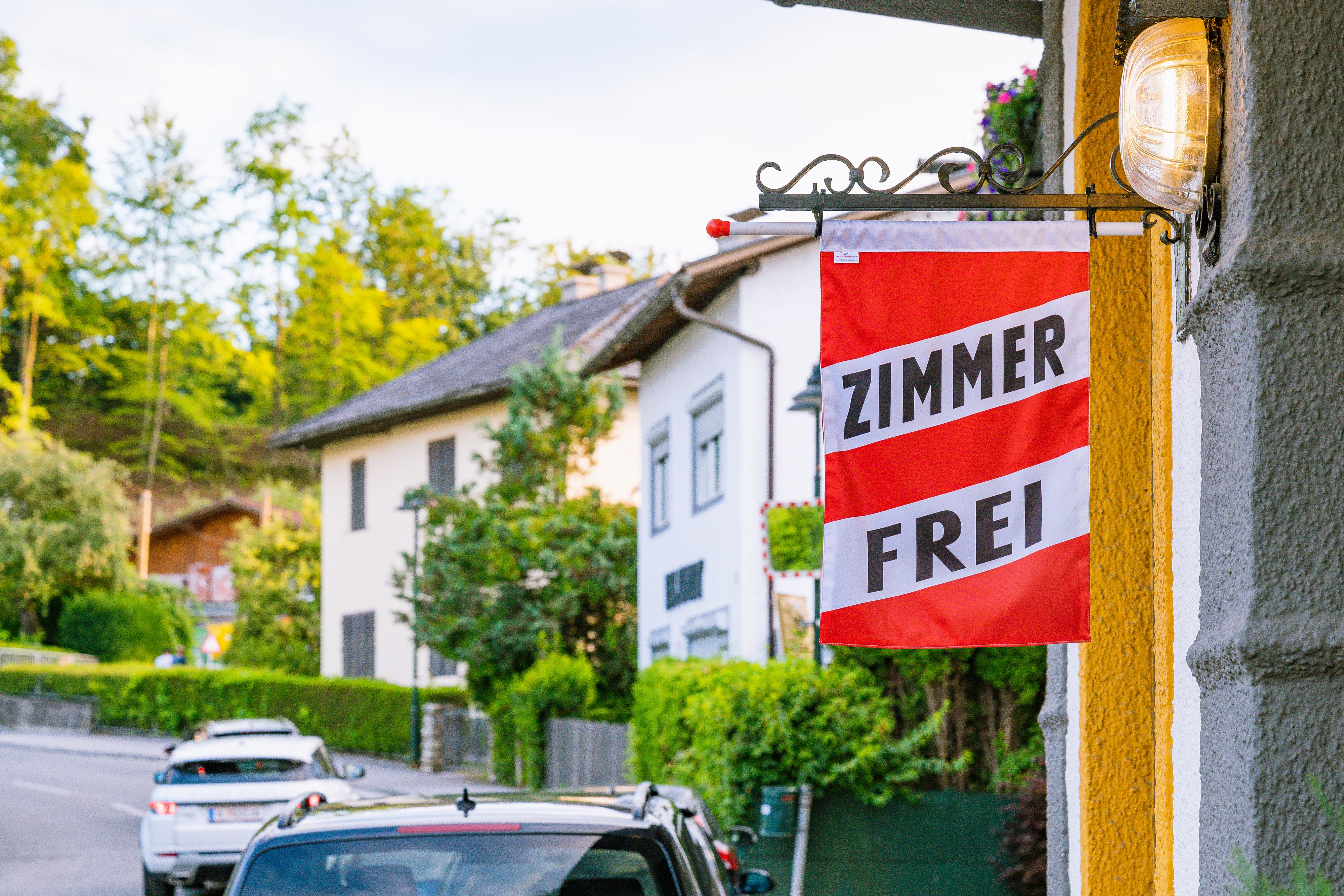 Die Fahne "Zimmer frei" an einem Hotel in Velden am Wörthersee.