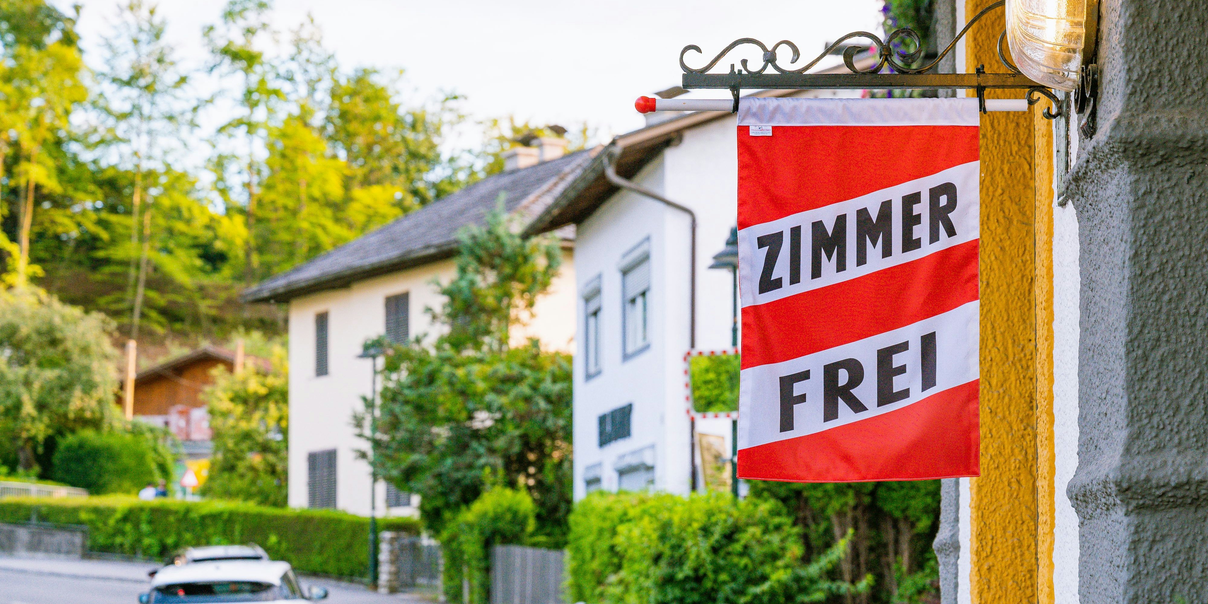 Die Fahne "Zimmer frei" an einem Hotel in Velden am Wörthersee.
