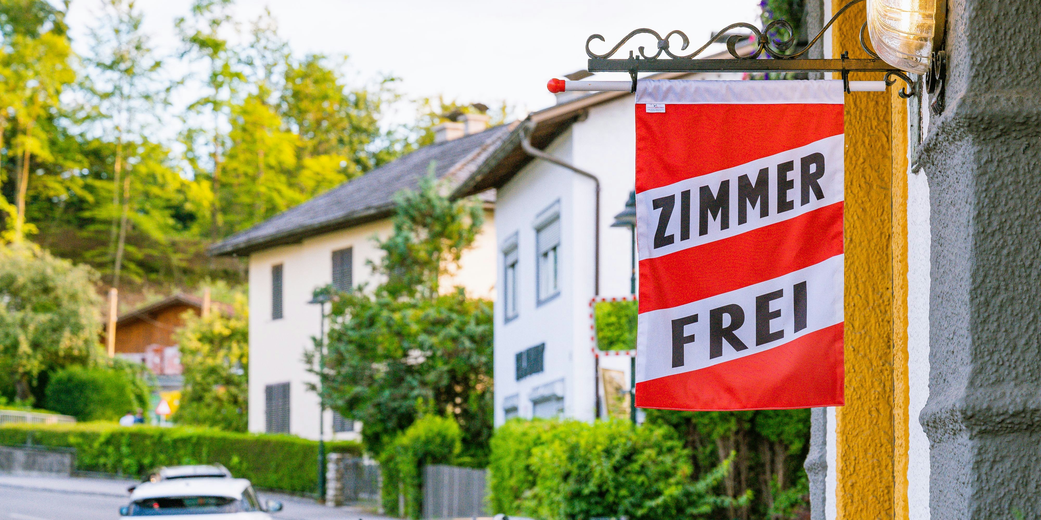 Die Fahne "Zimmer frei" an einem Hotel in Velden am Wörthersee.