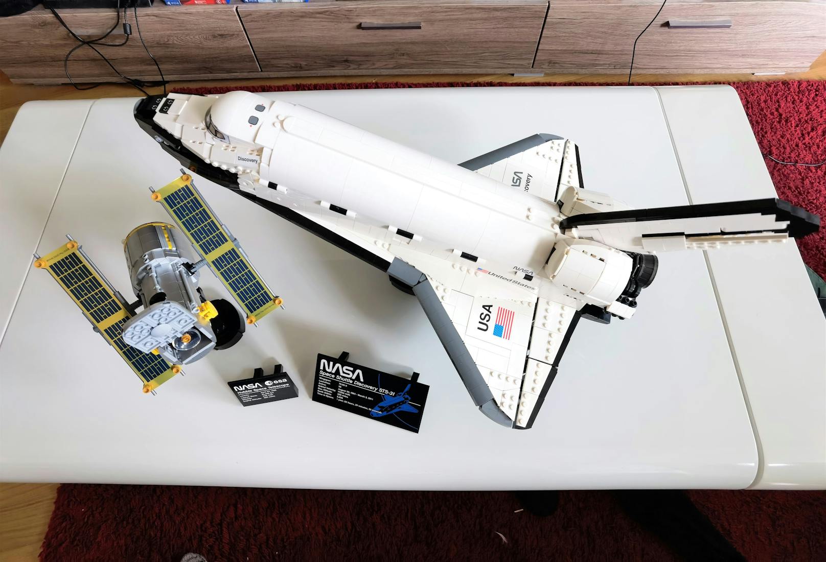 Das LEGO NASA Discovery Space Shuttle ist ein außerirdisch schönes Modell, das mit liebevollen Details, einem langen und gewaltigen Bauspaß und tollen Präsentationsmöglichkeiten glänzt.
