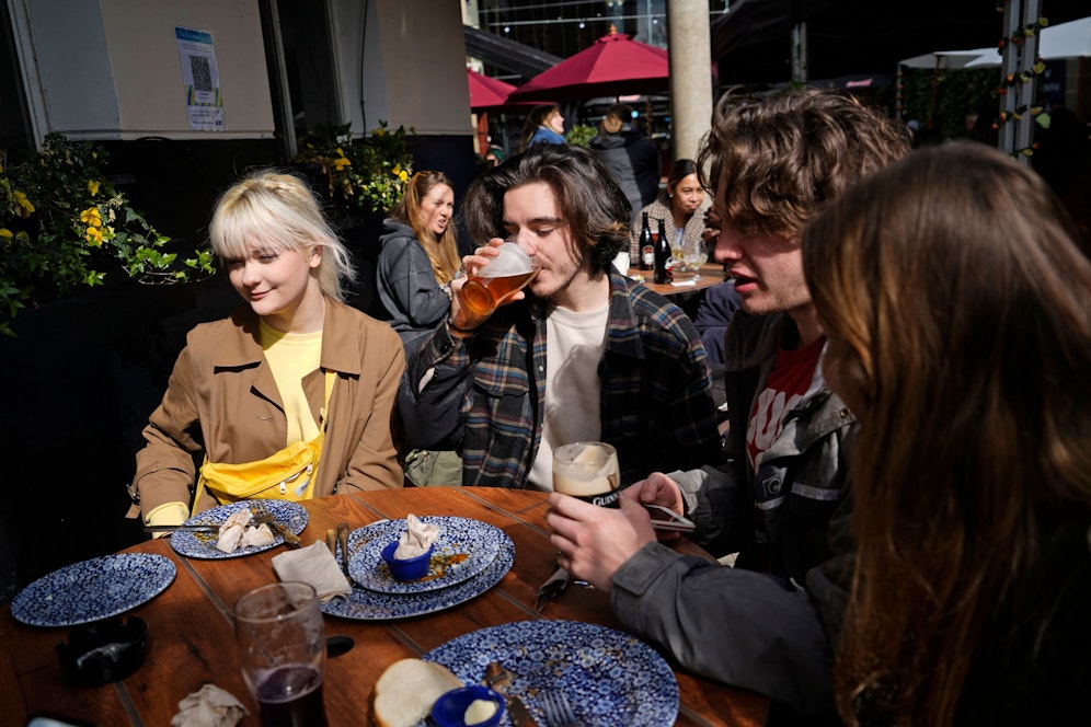 Die Pubs in England sind wieder geöffnet.