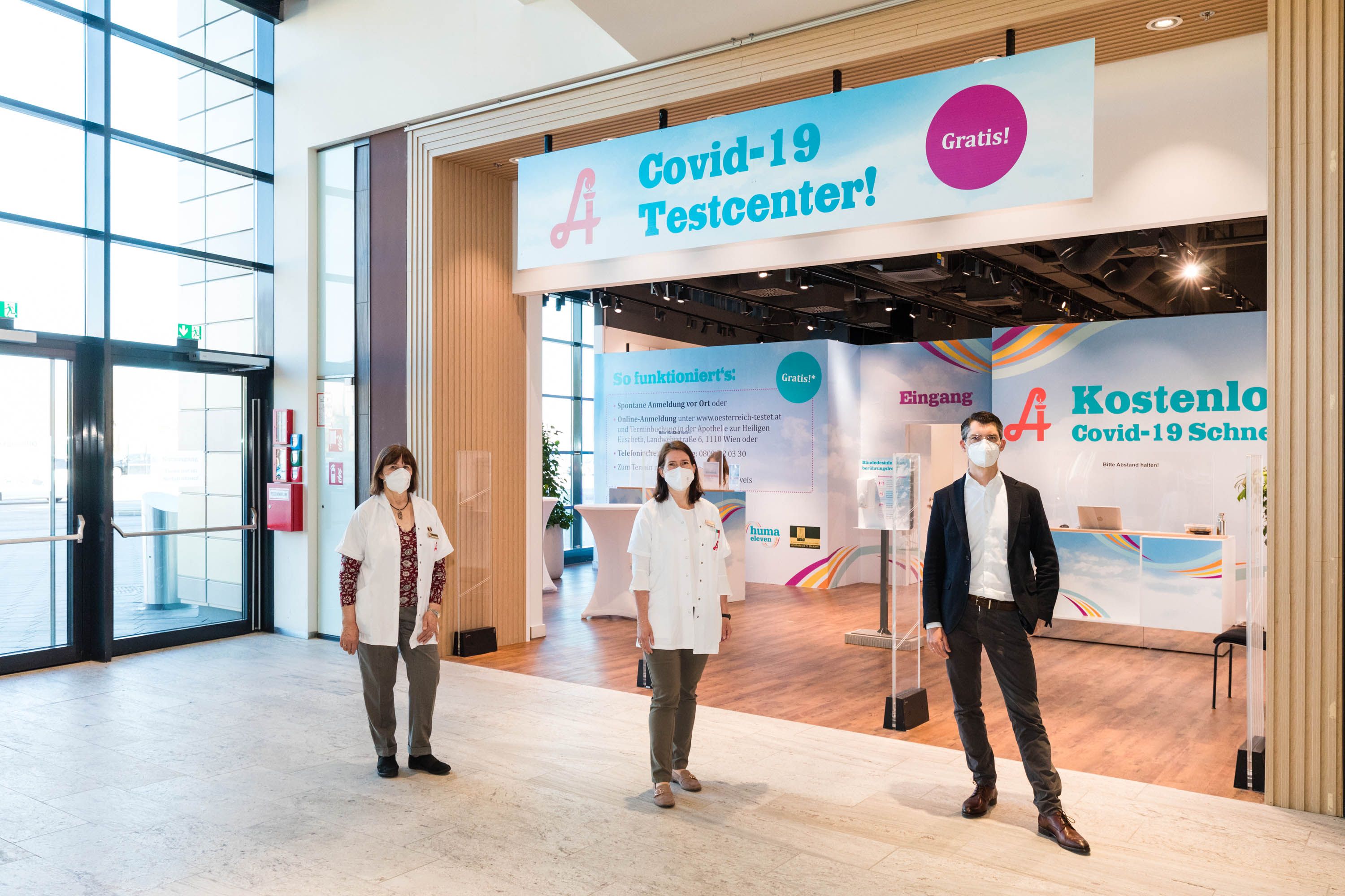 Bild 1_Eröffnung Covid-19 Testcenter_Marianne Brix APOTHEKE (l.), Ursula Riegler APOTHEKE (m.), Stephan Kalteis HUMA ELEVEN (r.)_c_