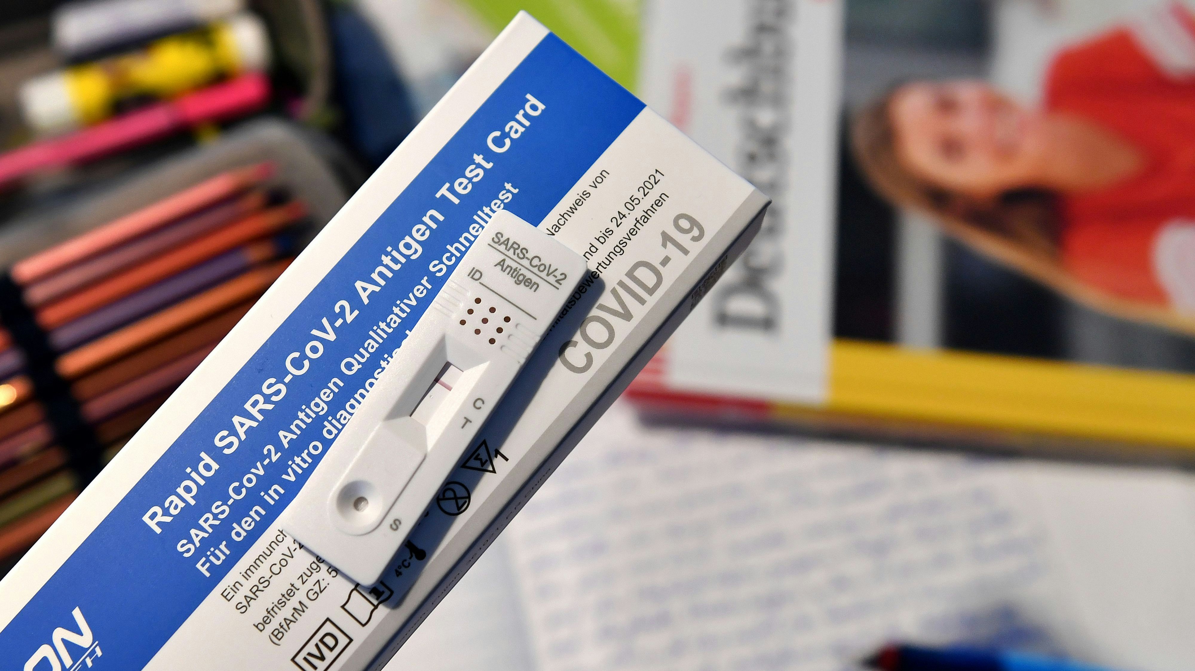 Download von www.picturedesk.com am 12.04.2021 (16:23).  Topic picture Corona antigen rapid test in schools Corona rapid test. More safety through self-tests in schools. From April 12th, regardless of the incidence in the respective region, only students who have taken a self-test with a negative result in the school under supervision are allowed to take part in the face-to-face lessons. | usage worldwide - 20210409_PD1447 - Rechteinfo: Rights Managed (RM)