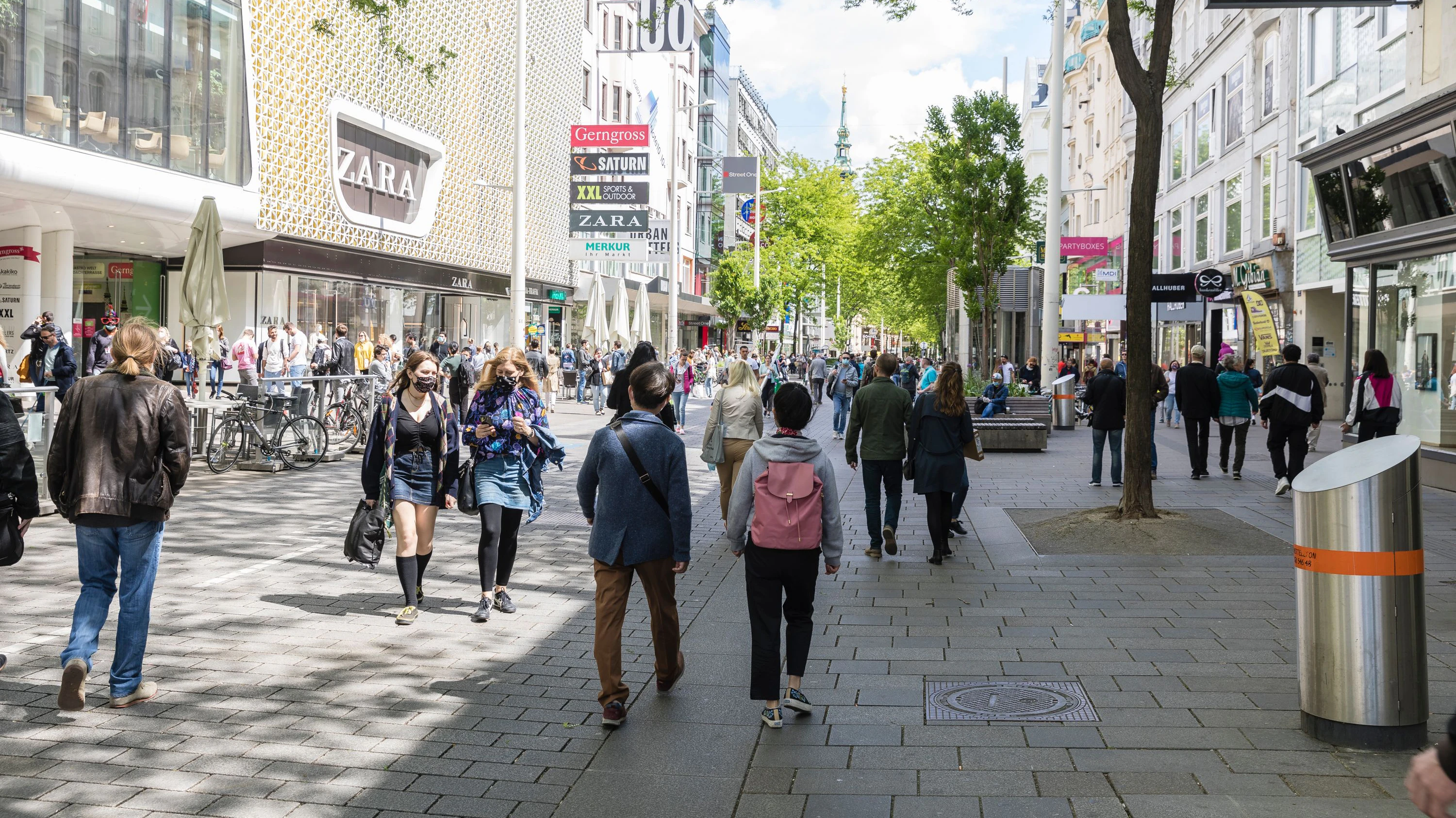 Menschen auf der Mariahilfestraße