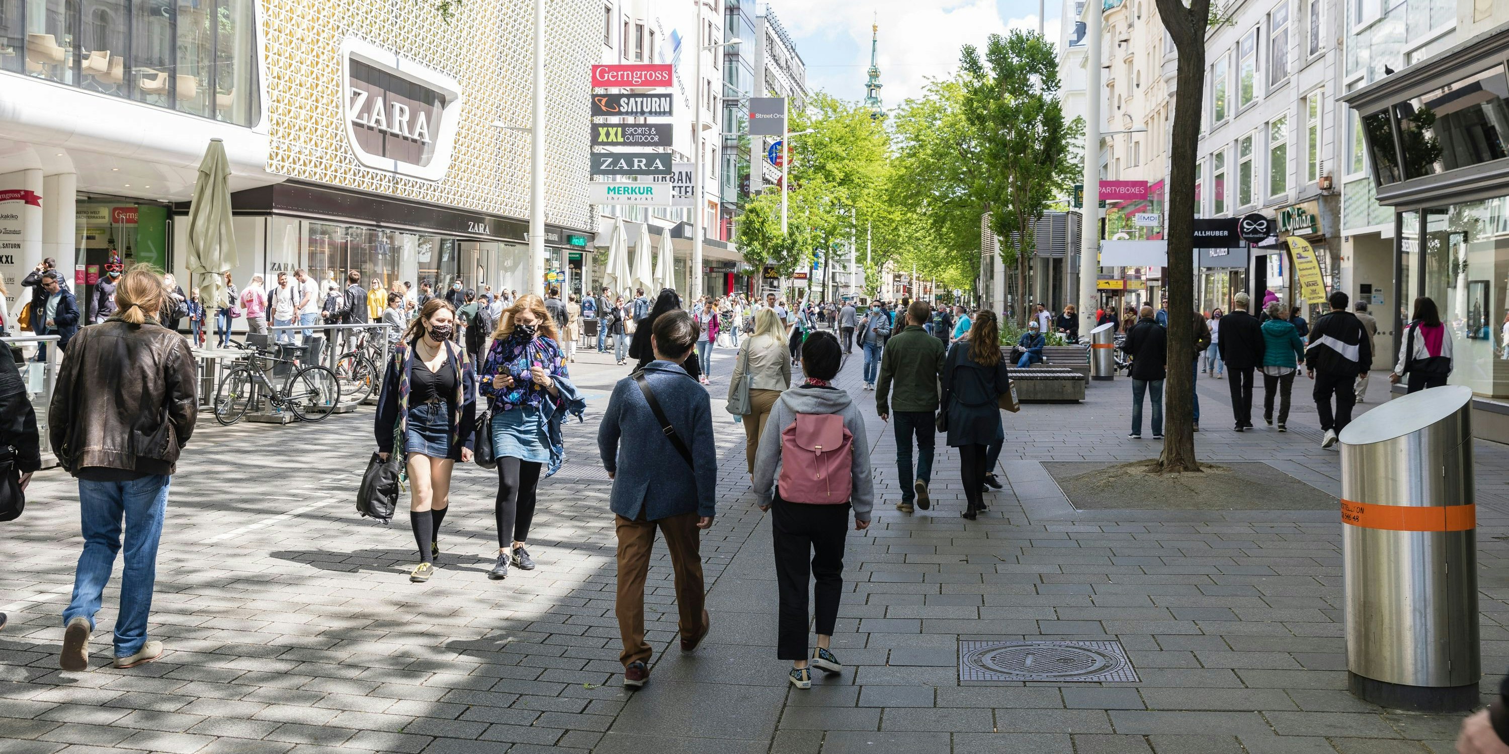 Menschen auf der Mariahilfestraße