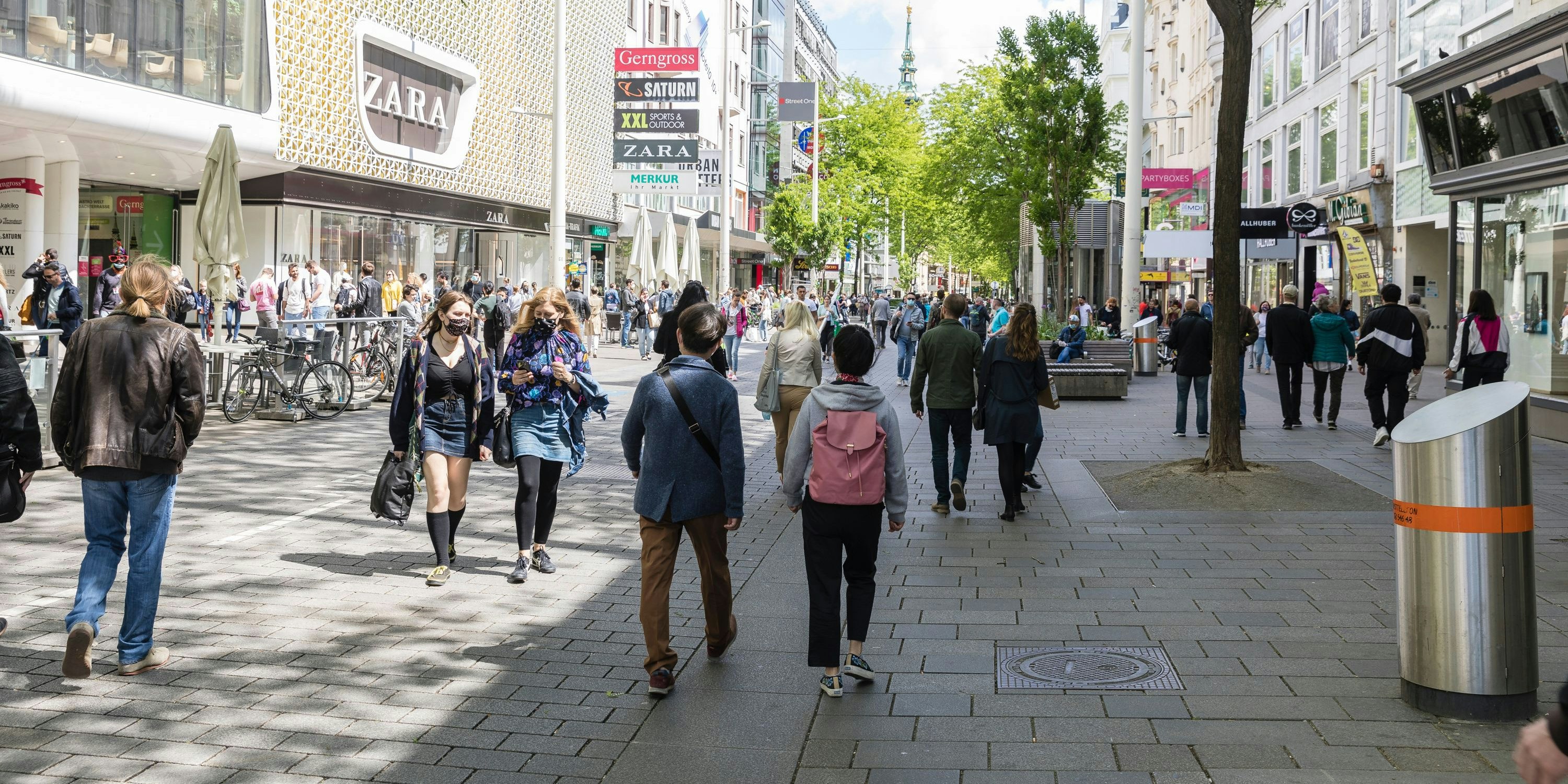 Menschen auf der Mariahilfestraße