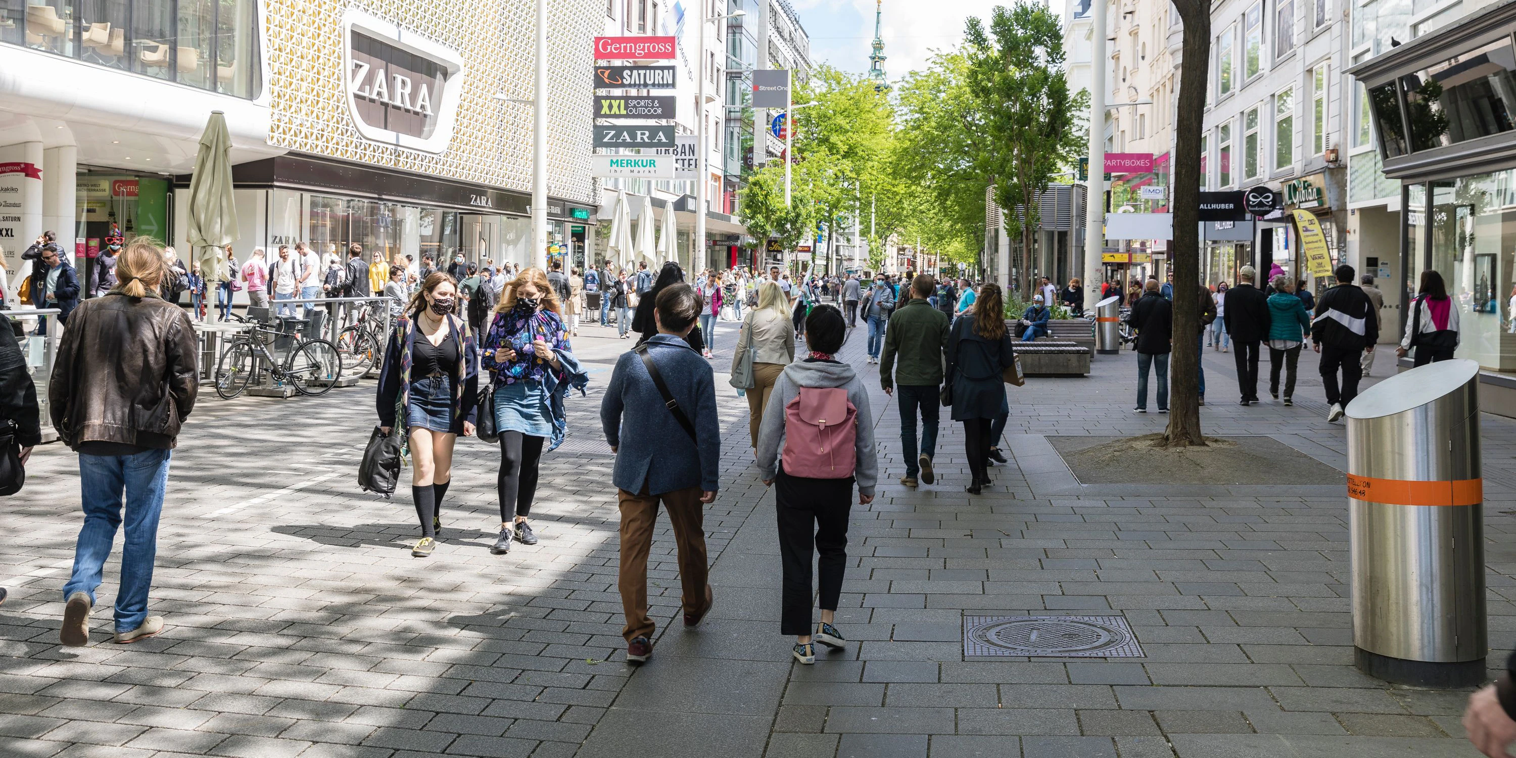Menschen auf der Mariahilfestraße