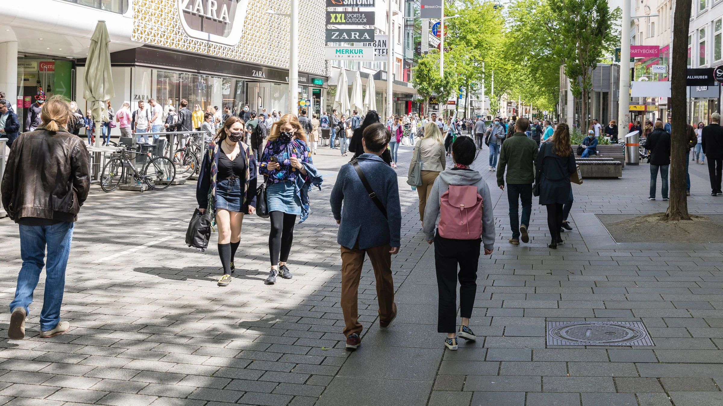 Menschen auf der Mariahilfestraße
