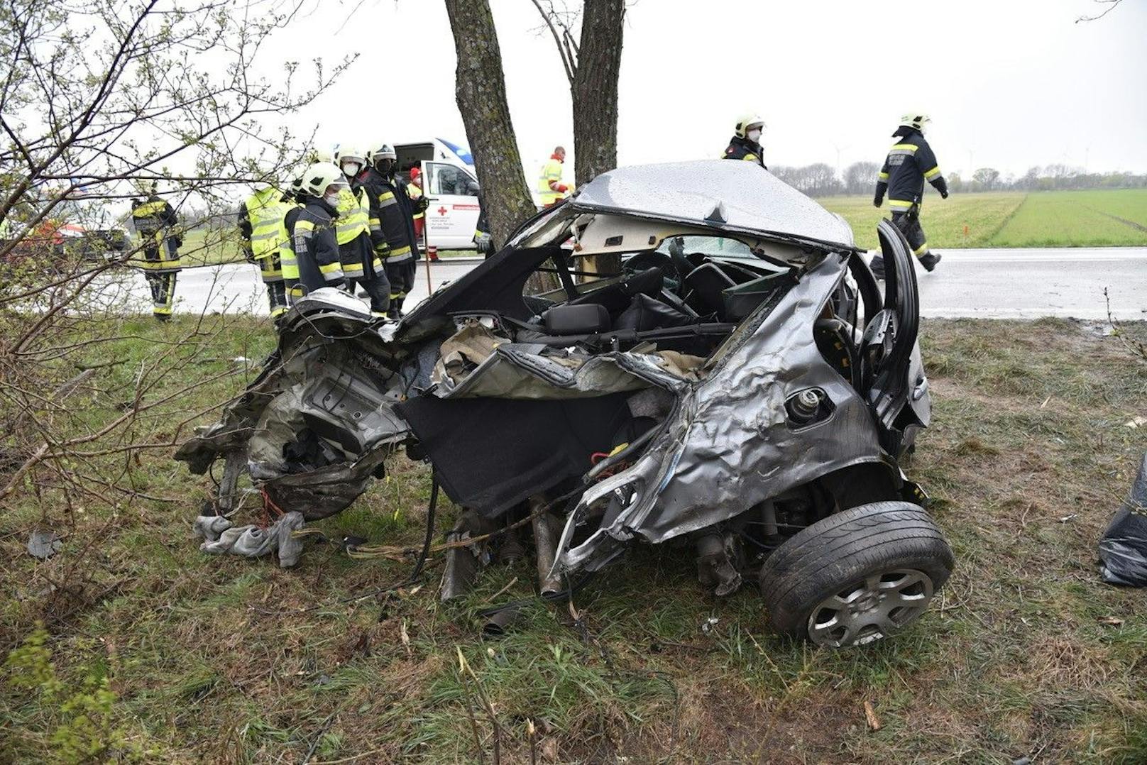 Bilder vom schweren Unfall und dem Feuerwehreinsatz.