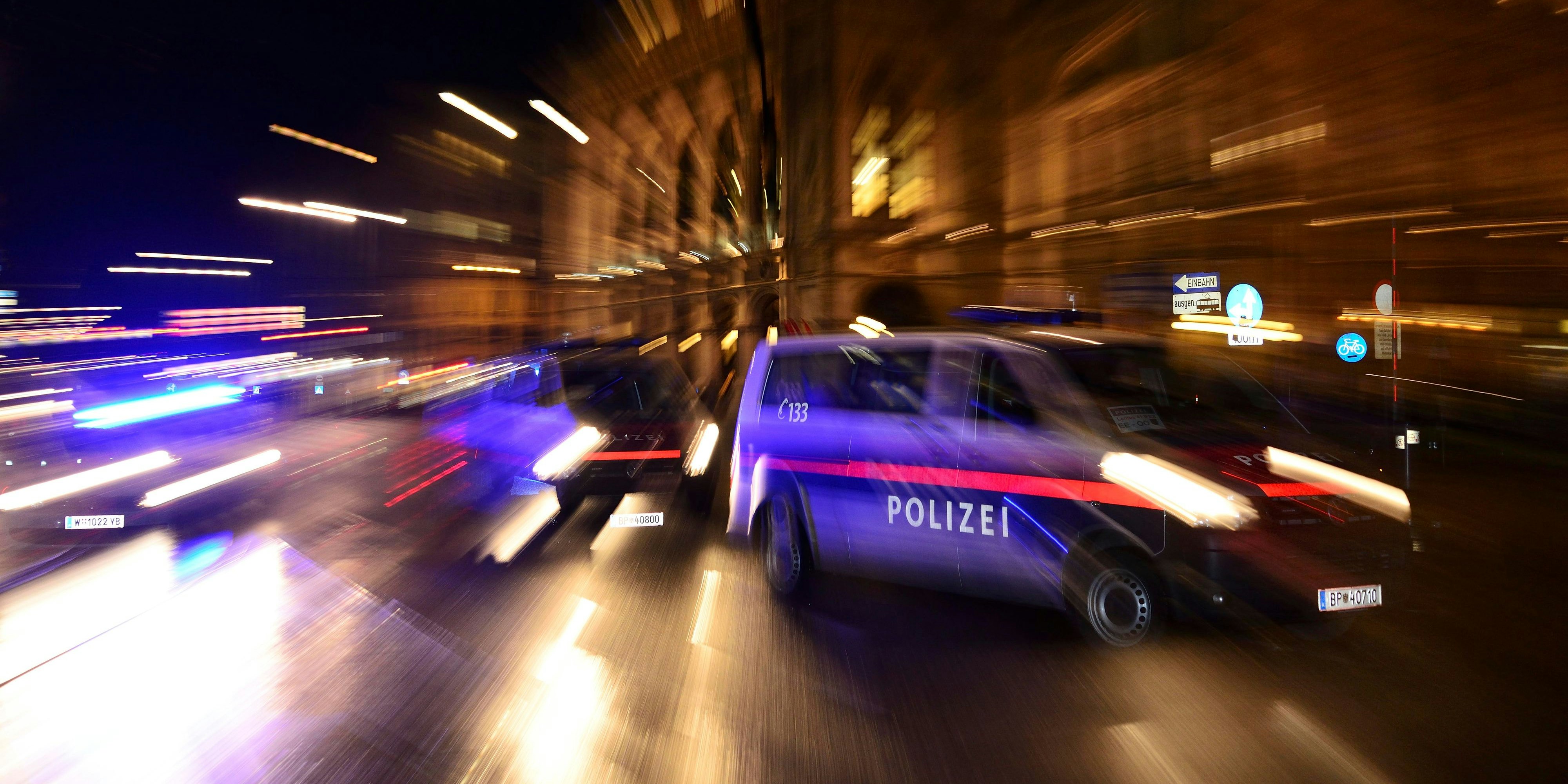 Download von www.picturedesk.com am 13.04.2021 (12:31).  Polizeiauto im Einsatz bei einer Demonstration gegen PEGIDA am Opernring, Innere Stadt, Wien, Österreich, Europa - 20150202_PD9996 - Rechteinfo: Rights Managed (RM)