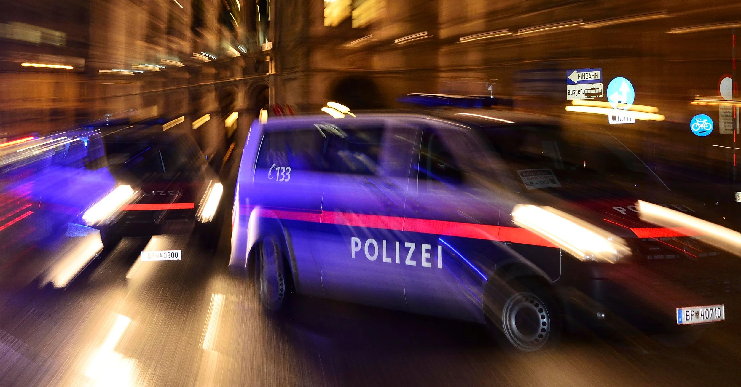 Download von www.picturedesk.com am 13.04.2021 (12:31).  Polizeiauto im Einsatz bei einer Demonstration gegen PEGIDA am Opernring, Innere Stadt, Wien, Österreich, Europa - 20150202_PD9996 - Rechteinfo: Rights Managed (RM)