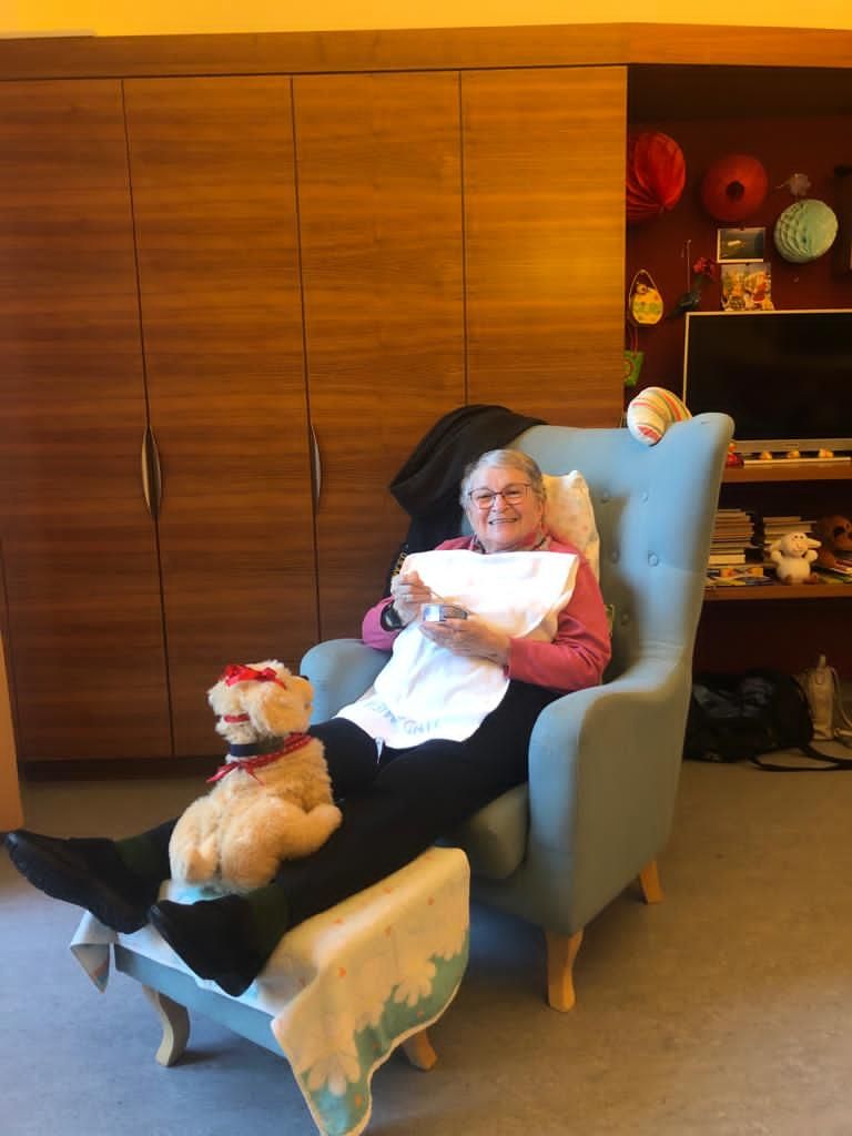 Maria Eva hat Demenz. Sie wurde im Pflegeheim verlegt, ohne dass ihre Familie Bescheid bekam.