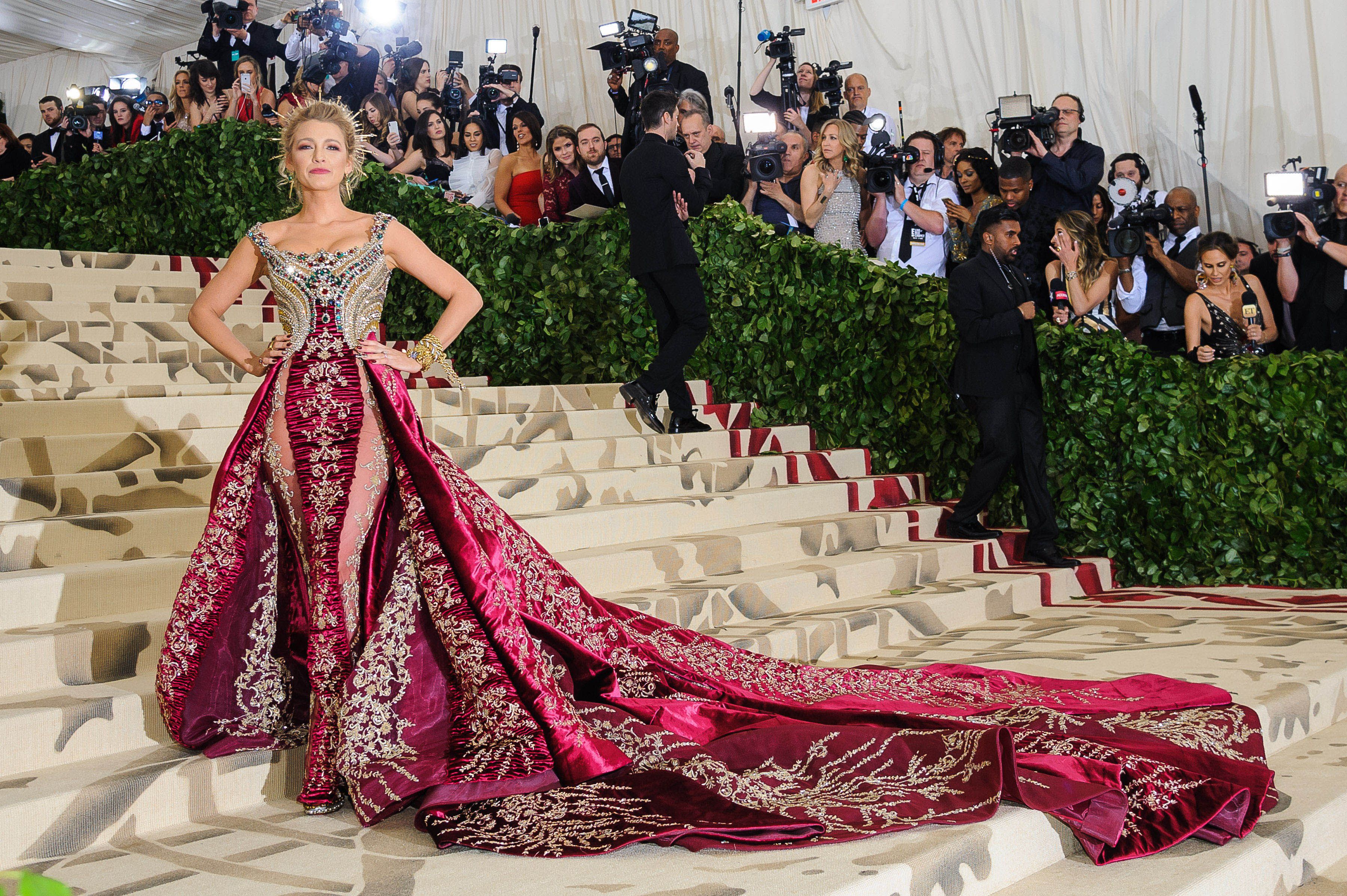 Download von www.picturedesk.com am 13.04.2021 (07:45).  Blake Lively at the 2018 Costume Institute Benefit Gala celebrating the opening of "Heavenly Bodies: Fashion and the Catholic Imagination" (The Metropolitan Museum of Art, NYC) - 20180507_PD15975 - Rechteinfo: Rights Managed (RM)
