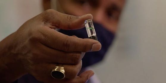 Medizinische Forscher im Pentagon haben einen Mikrochip entwickelt, der - wenn er unter die Haut eingeführt wird - eine Corona-Infektion erkennt.