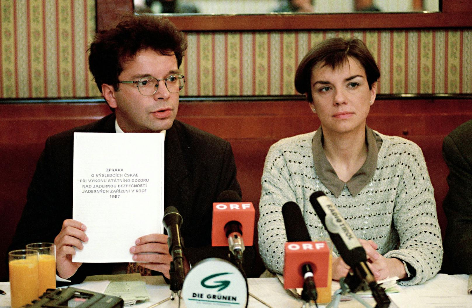 Im Bild: Grünen-Bundessprecherin Madeleine Petrovic und Anschober zum Thema "Mochovce-Geheimbericht" im Jahr 1995.&nbsp;