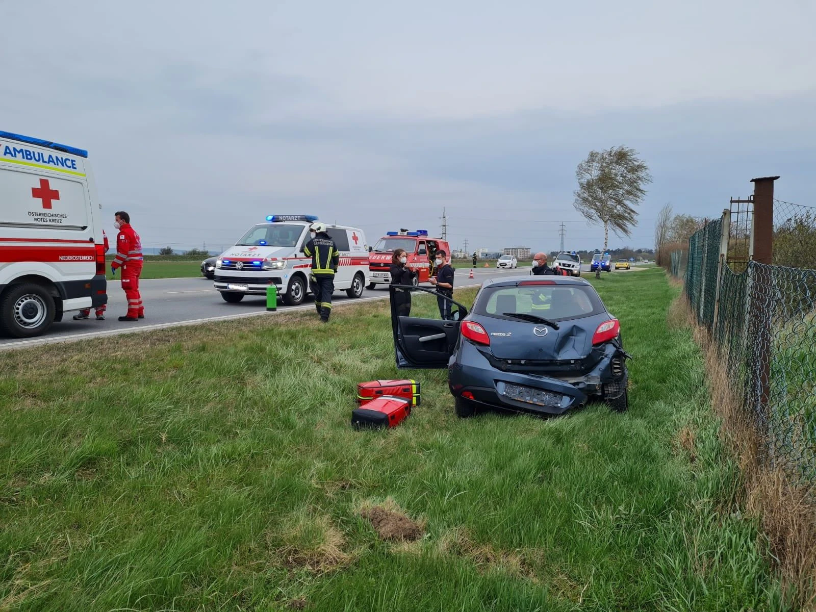 Das Auto der Frau blieb neben der Straße stehen.