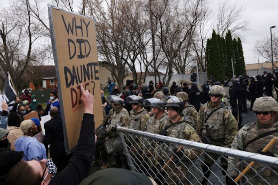 "Warum starb Daunte?", fragen die Demonstranten.