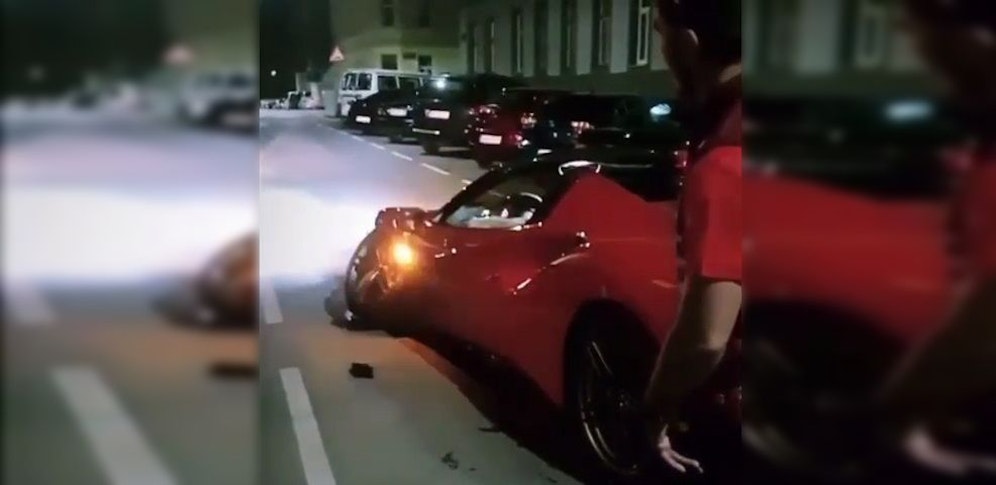 Der Lenker crashte den roten Ferrari in einer 30er-Zone in Wien-Ottakring.