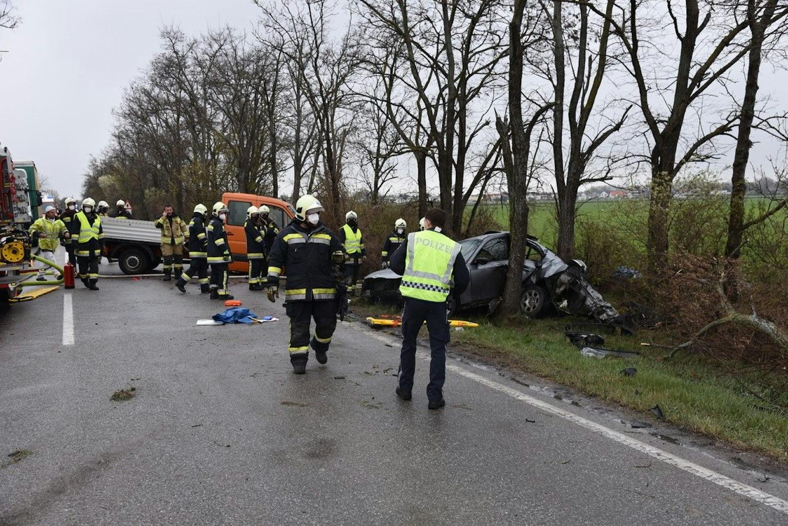 Bilder vom schweren Unfall und dem Feuerwehreinsatz.