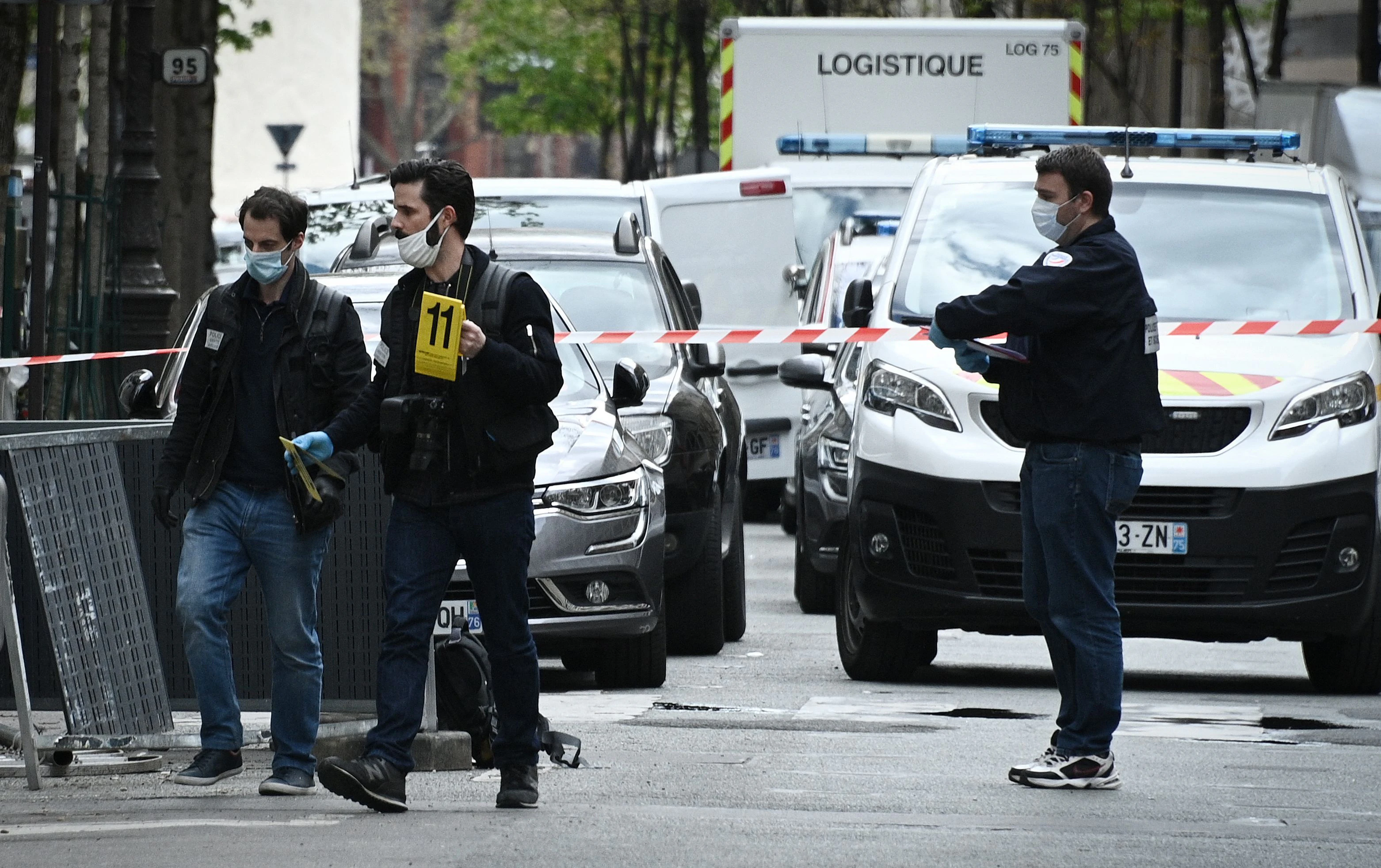 Download von www.picturedesk.com am 13.04.2021 (19:37).  French police forensic investigators search for evidence near the Henry Dunant private hospital where one person was shot dead and one injured in a shooting outside the instituion owned by the Red Cross in Paris' upmarket 16th district on April 12, 2021. (Photo by Anne-Christine POUJOULAT / AFP) - 20210412_PD4839 - Rechteinfo: Rights Managed (RM) Nur für redaktionelle Nutzung! Werbliche Nutzung erfordert Freigabe: bitte schicken Sie uns eine Anfrage.