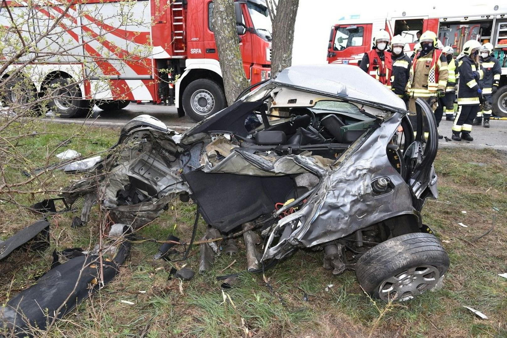 Bilder vom schweren Unfall und dem Feuerwehreinsatz.