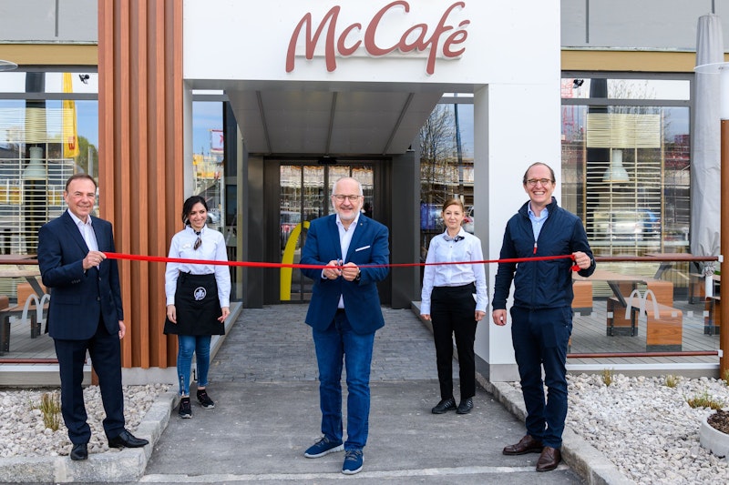 Am Bild v.l.n.r.: Gerald Bischof, Bezirksvorsteher Wien Liesing; McDonald's Franchisenehmer Martin Spörker und Nikolaus Piza, McDonald's Managing Director mit 2 Mitarbeiterinnen.&nbsp;