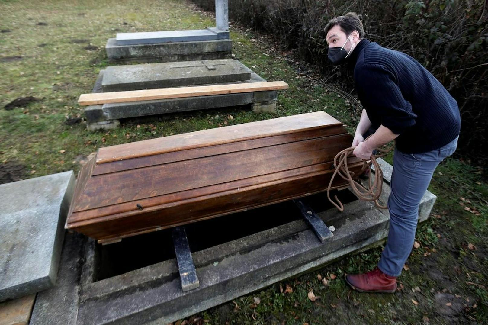 Schauspieler Tomas Novotny lässt sich in der Tschechischen Republik zum Friedhofsarbeiter ausbilden.