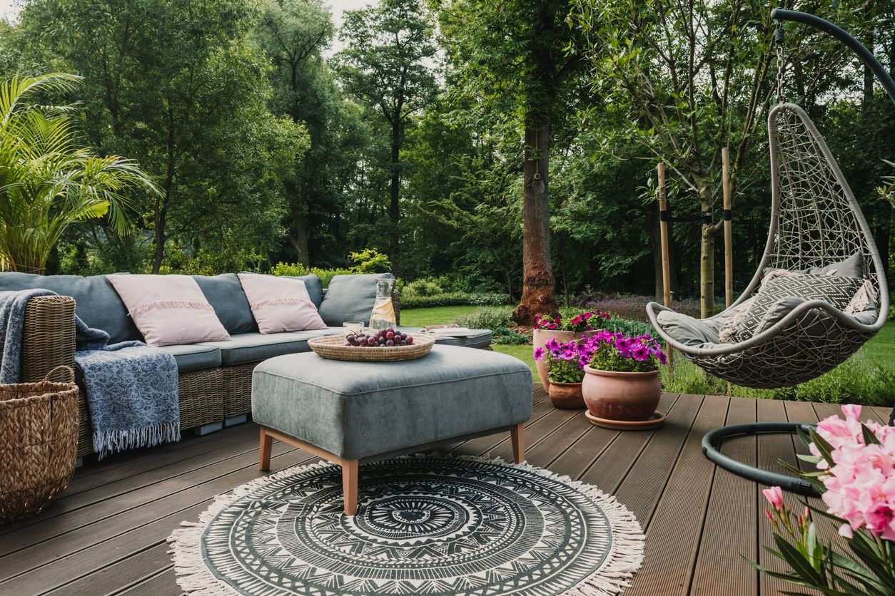 Wie ein Outdoor-Wohnzimmer: Gerade im Frühling und im Sommer verspüren wir den Wunsch, unser Leben ins Freie zu verlagern.