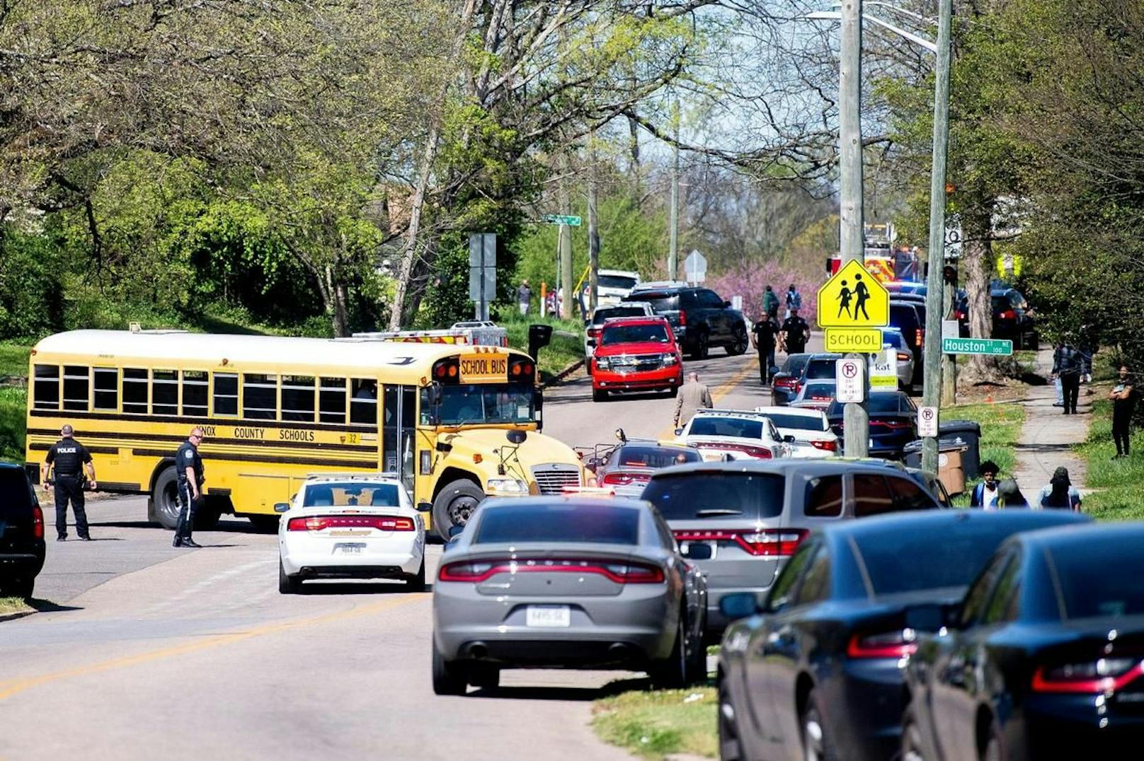 An der Austin-East Magnet High School in Knoxville, Tennessee, sind am 12. April mehrere Schüsse gefallen. Die Polizei ist mit einem Großaufgebot vor Ort.