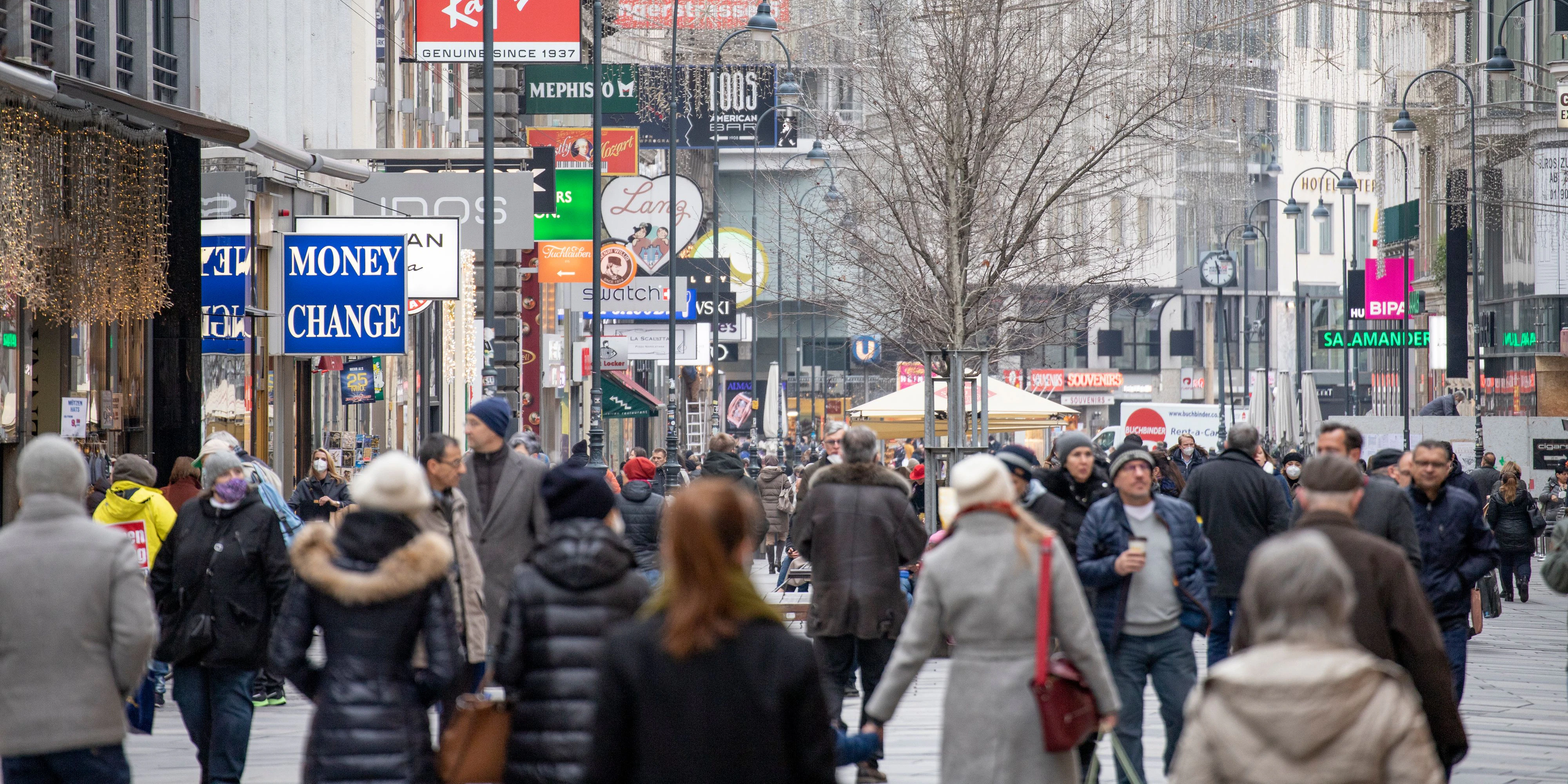 Menschen unterwegs in Wien