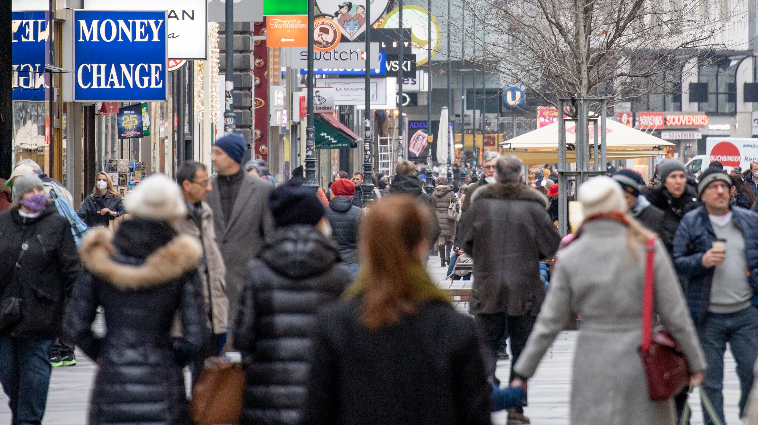 Menschen unterwegs in Wien