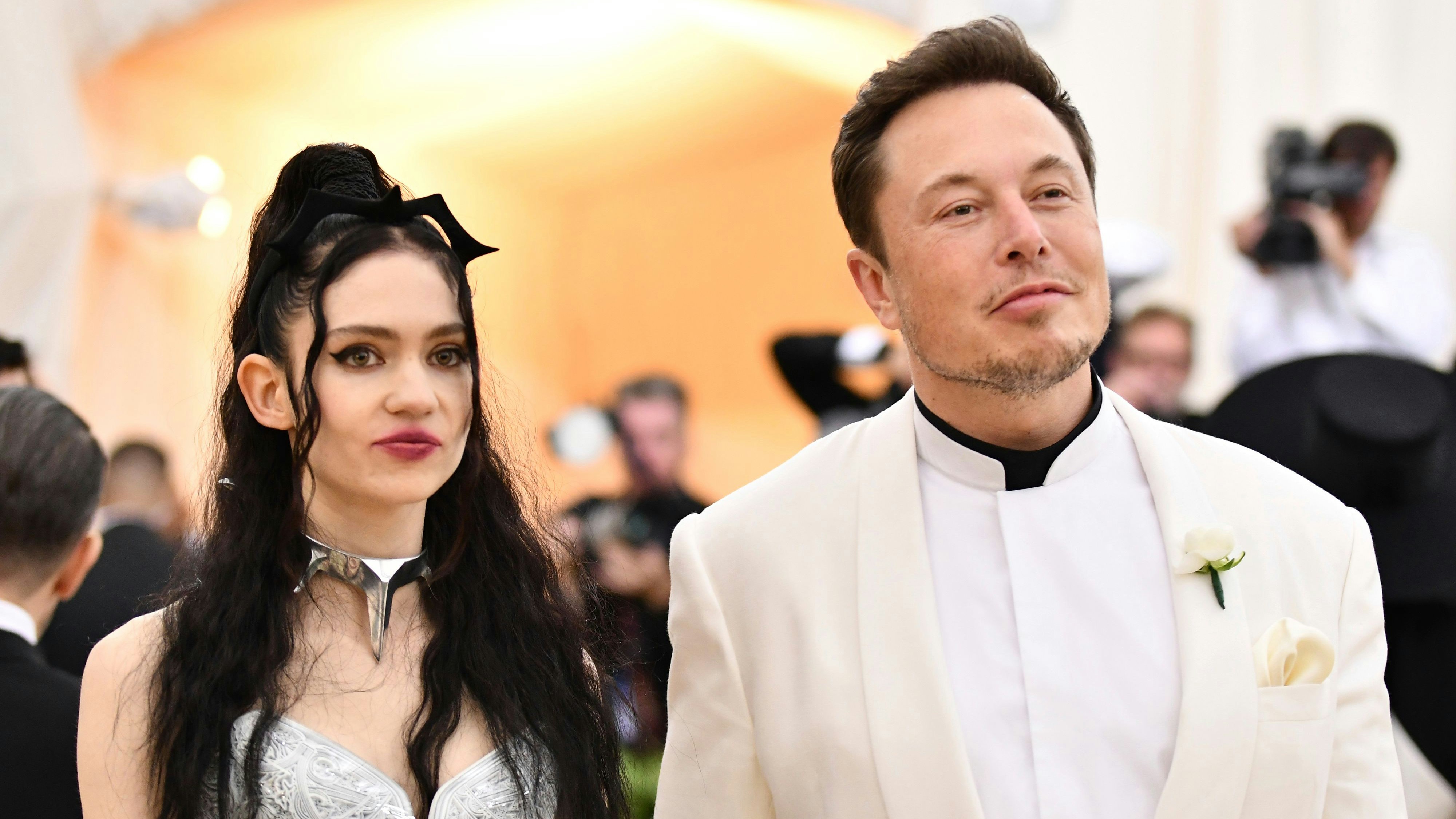 Download von www.picturedesk.com am 13.04.2021 (11:27).  Grimes, left, and Elon Musk attend The Metropolitan Museum of Art's Costume Institute benefit gala celebrating the opening of the Heavenly Bodies: Fashion and the Catholic Imagination exhibition on Monday, May 7, 2018, in New York. (Photo by Charles Sykes/Invision/AP) - 20180508_PD14522 - Rechteinfo: Rights Managed (RM)