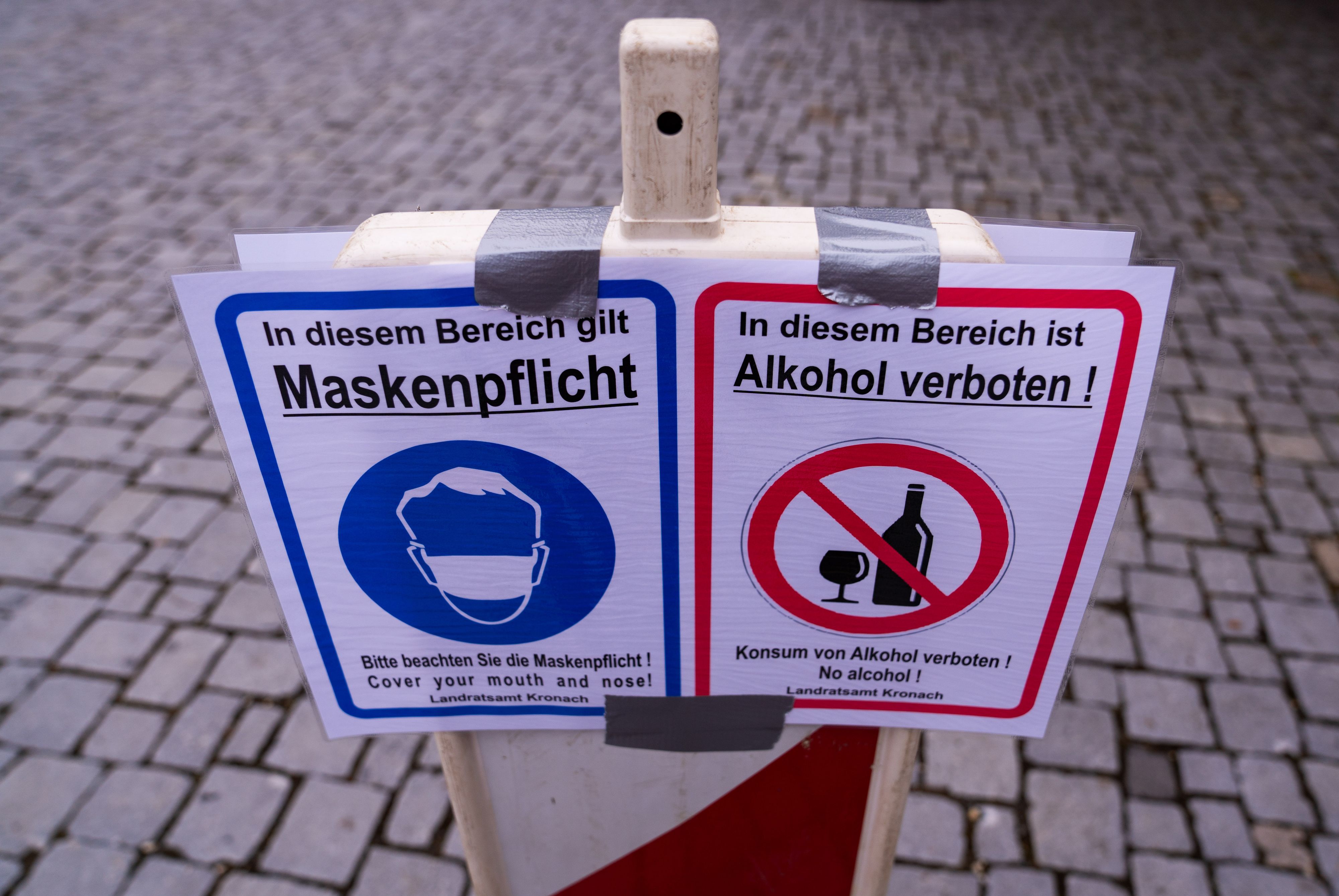 Download von www.picturedesk.com am 13.04.2021 (19:03).  12 April 2021, Bavaria, Kronach: A sign points out the mask obligation and the alcohol ban in the city centre of Kronach. In the Kronach region, the incidence value has risen to 307.1. Photo: Nicolas Armer/dpa - 20210412_PD6461 - Rechteinfo: Rights Managed (RM)