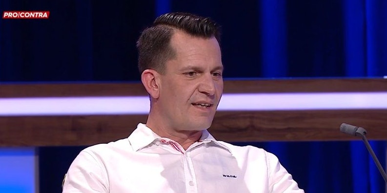 Wolfgang Mückstein im aufgeknöpften weißen Hemd