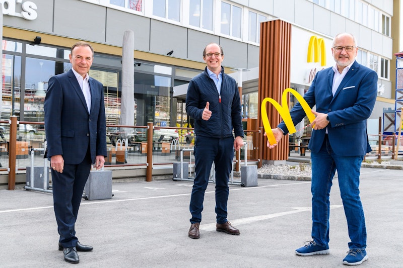 Mit einem vergrößerten Gästebereich im modernen Design bietet McDonald’s Franchisenehmer Martin Spörker seinen Gästen viel Platz zum Verweilen und Genießen.&nbsp;Vorerst können Speisen und Getränke wegen der Pandemie aber nur zur Mitnahme bestellt werden.