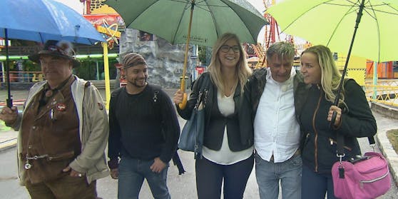 Beim Besuch der Slowakinnen Mischka und Lenka eskaliert der Streit zwischen Karl Berger (li.) und Gerhard Klein (2.v.re.).