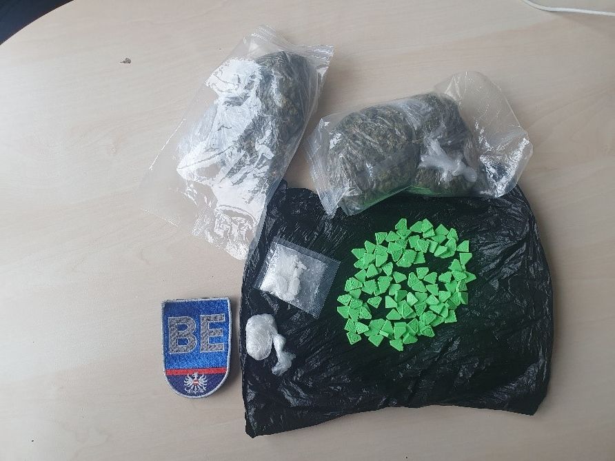 Der 27-Jährige führte&nbsp;102 Ecstacy-Tabletten, Cannabis und weißes Pulver mit sich. Er wurde angezeigt.