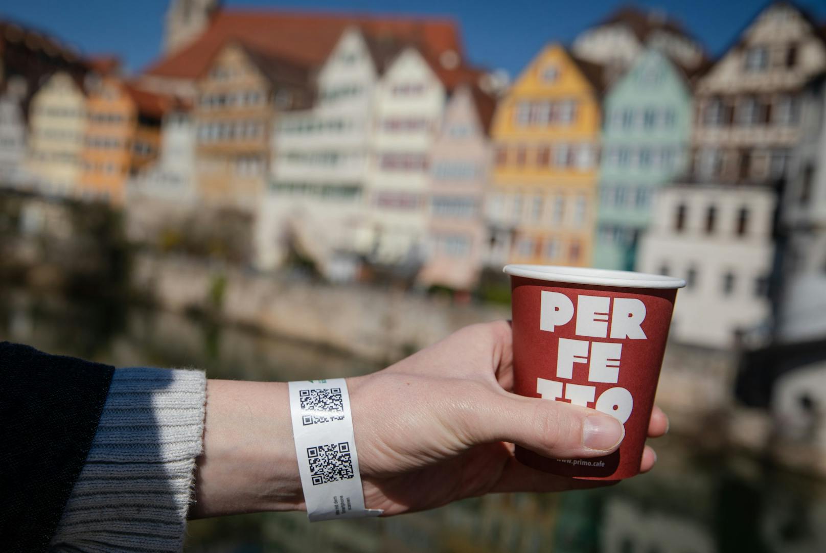 In Tübingen erhält man bei einem negativen Corona-Test in der Stadt ein Armband.