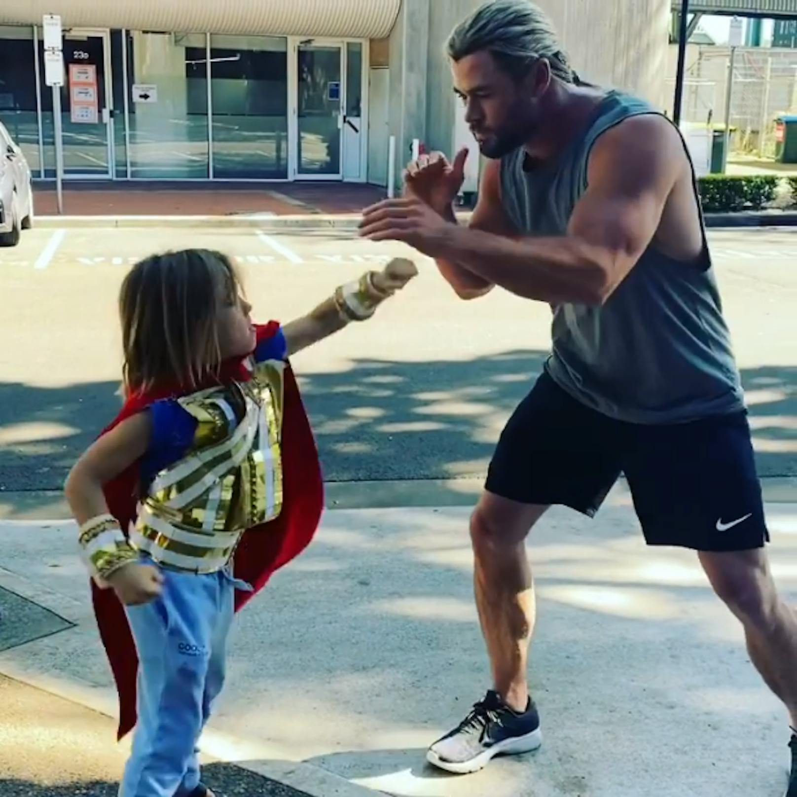 Ganz der Papa! Chris Hemsworth trainiert abseits der Dreharbeiten zu seinem nächsten "Thor"-Film schon seinen kleinen Sohn zum nächsten Superhelden.<br>