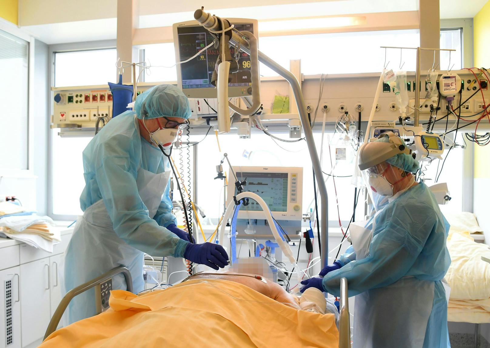  Im Bild: Ein Patient auf der Intensivstation des Universitätsklinikums Tulln