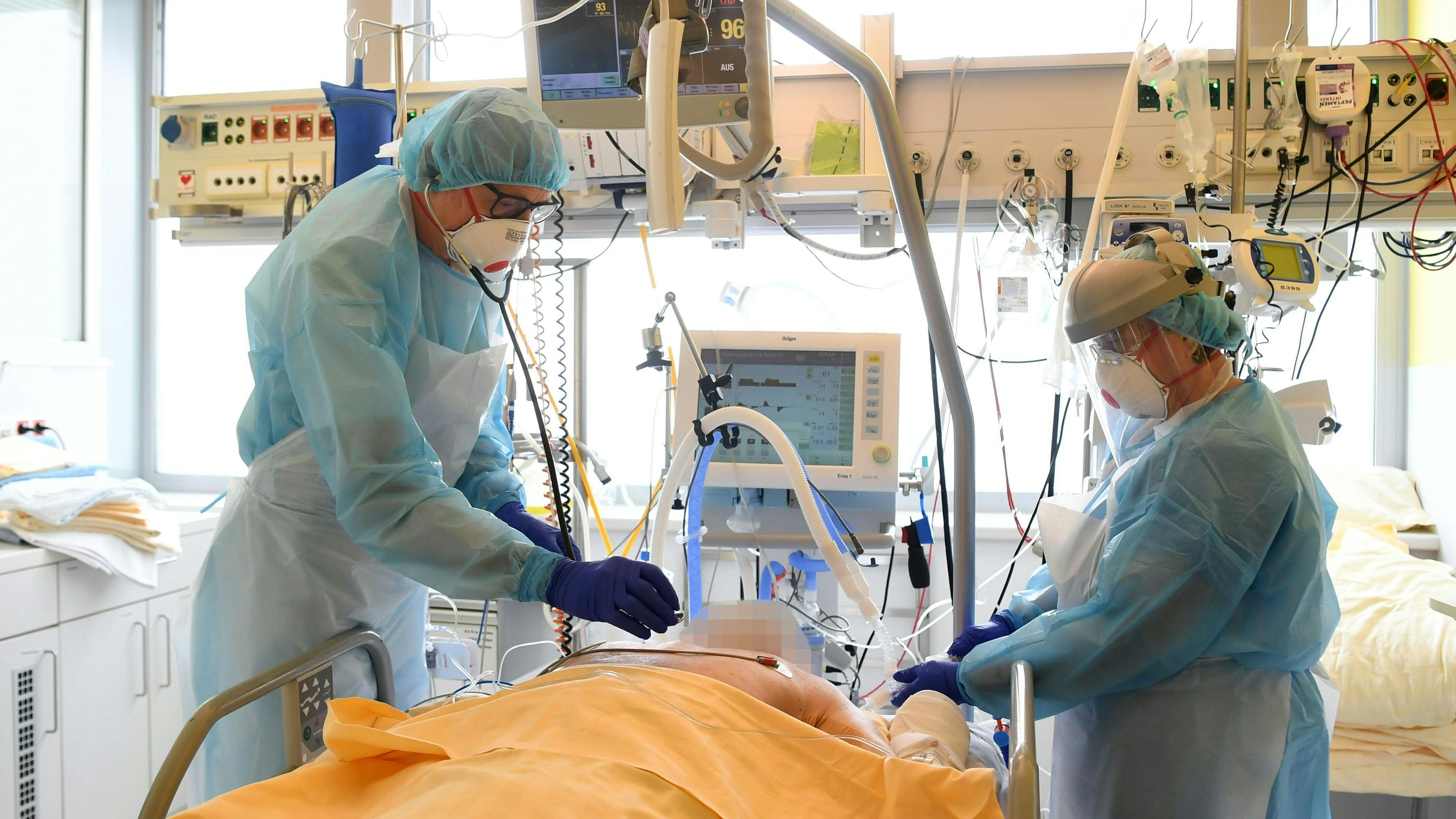  Im Bild: Ein Patient auf der Intensivstation des Universitätsklinikums Tulln