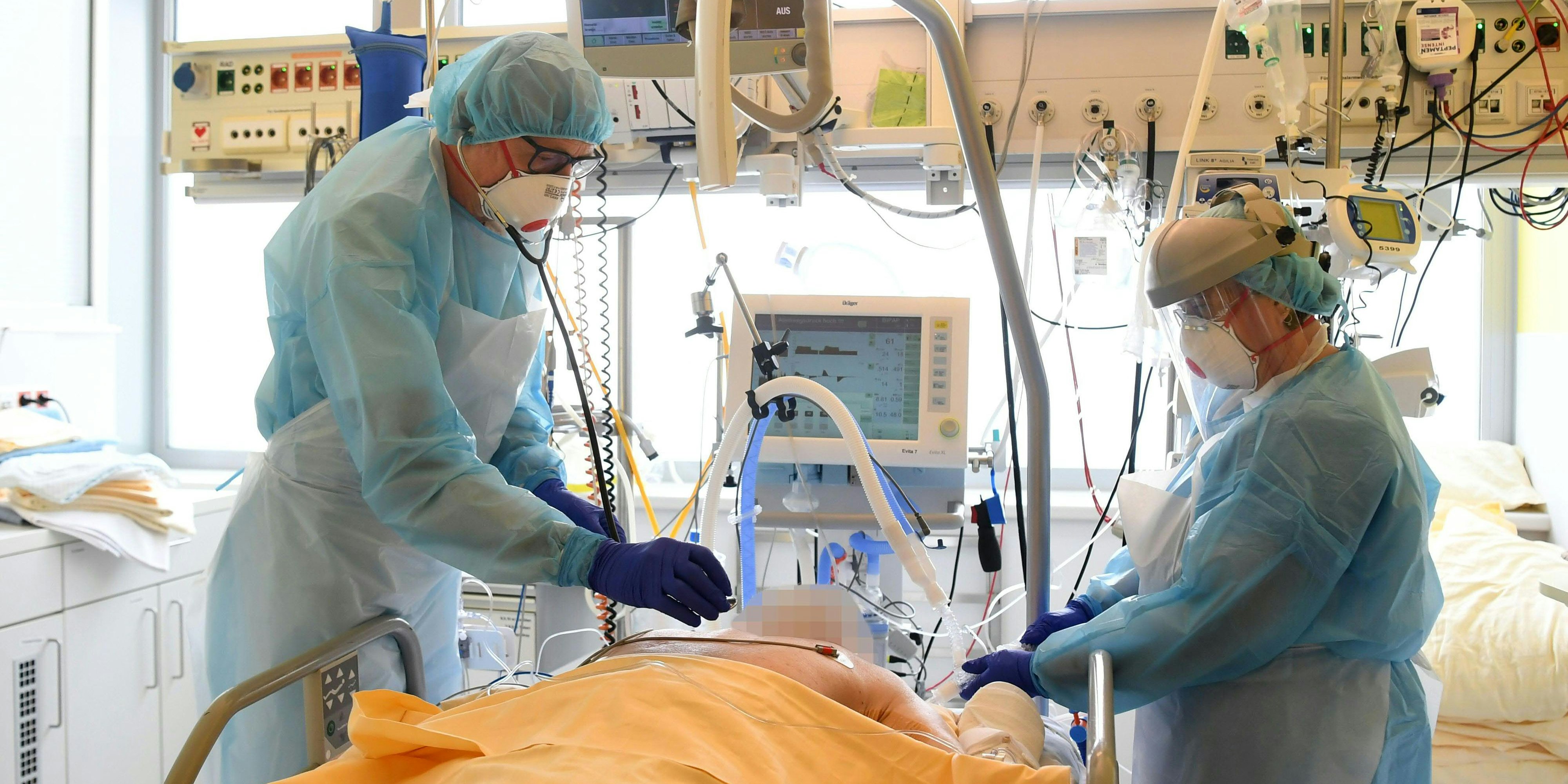  Im Bild: Ein Patient auf der Intensivstation des Universitätsklinikums Tulln