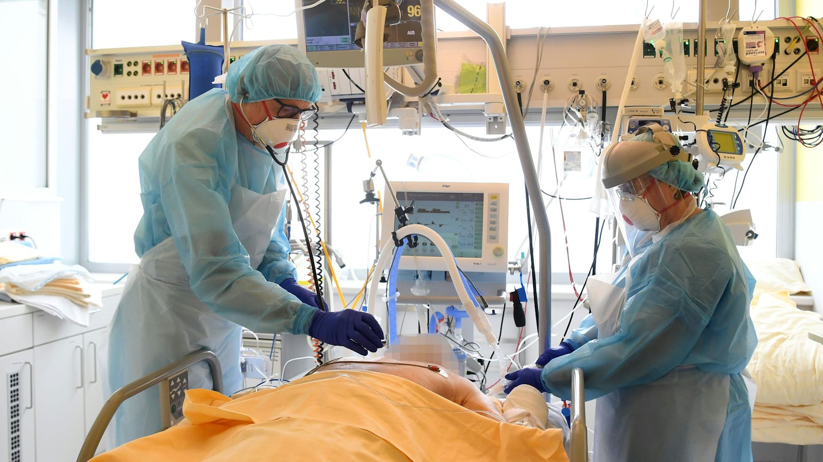 Ein Patient auf der Intensivstation des Universitätsklinikums Tulln (Symbolbild).