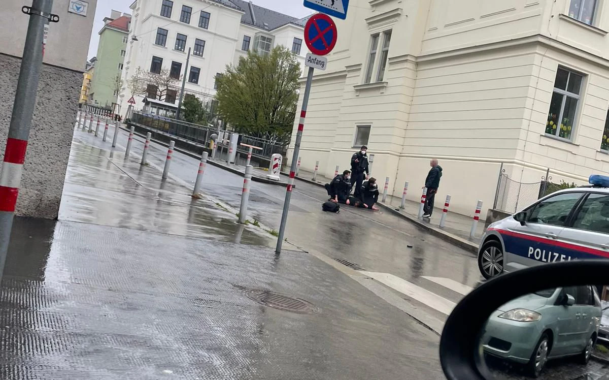 Die Beamten mussten den rabiaten Friseur am nassen Asphalt fixieren.