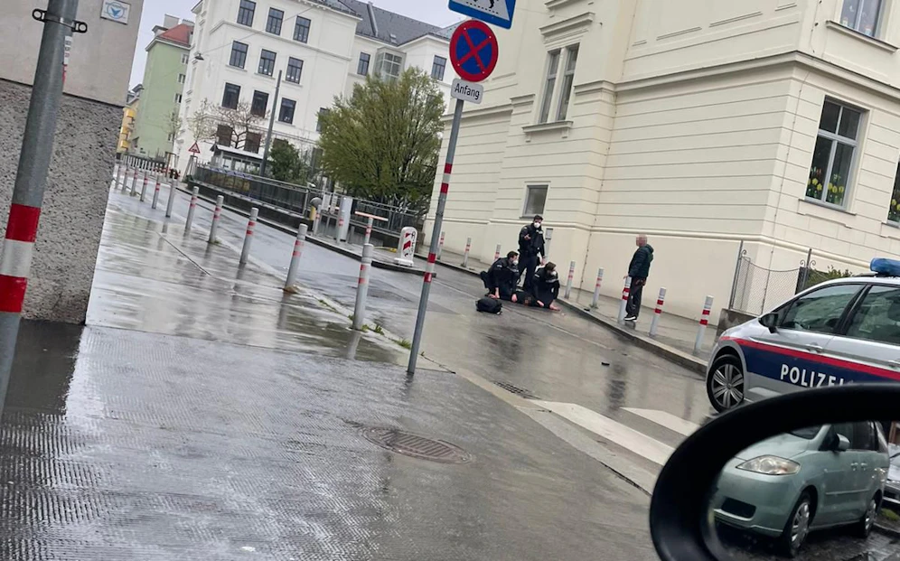 Die Beamten mussten den rabiaten Friseur am nassen Asphalt fixieren.