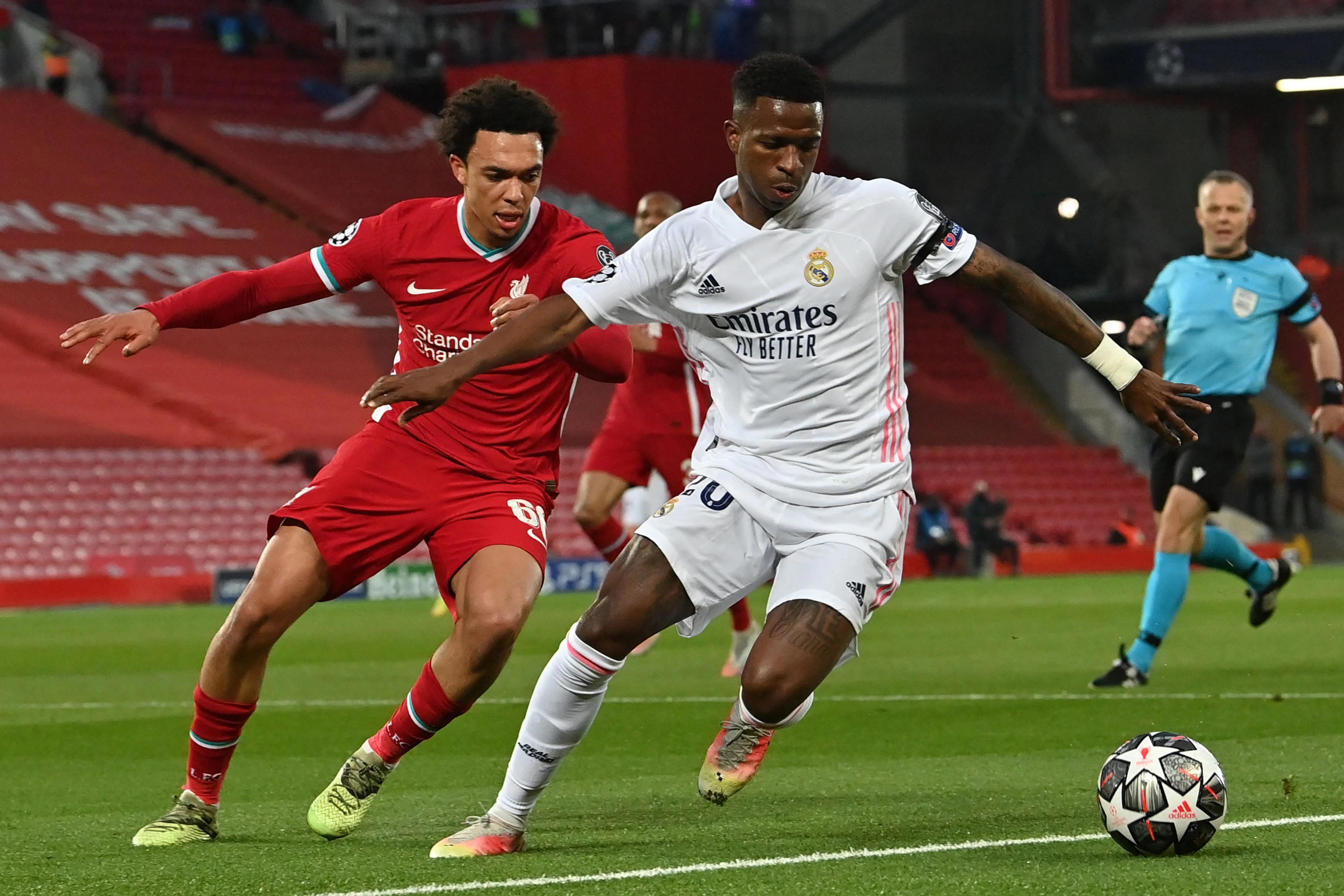 Vinicius Junior tanzt Liverpool-Verteidiger Trent Alexander-Arnold aus. 