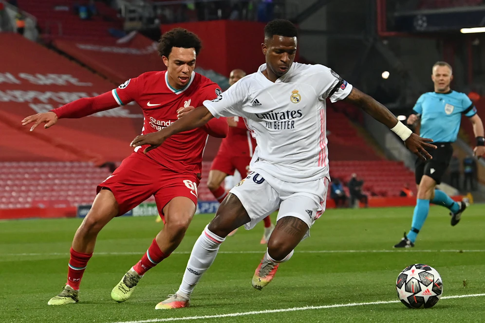 Vinicius Junior tanzt Liverpool-Verteidiger Trent Alexander-Arnold aus. 
