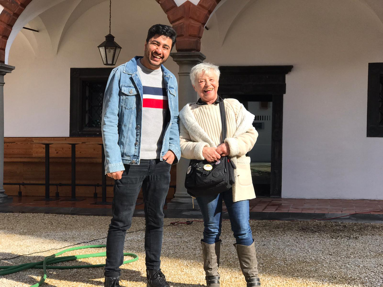 Naveed mit Ziehmutter