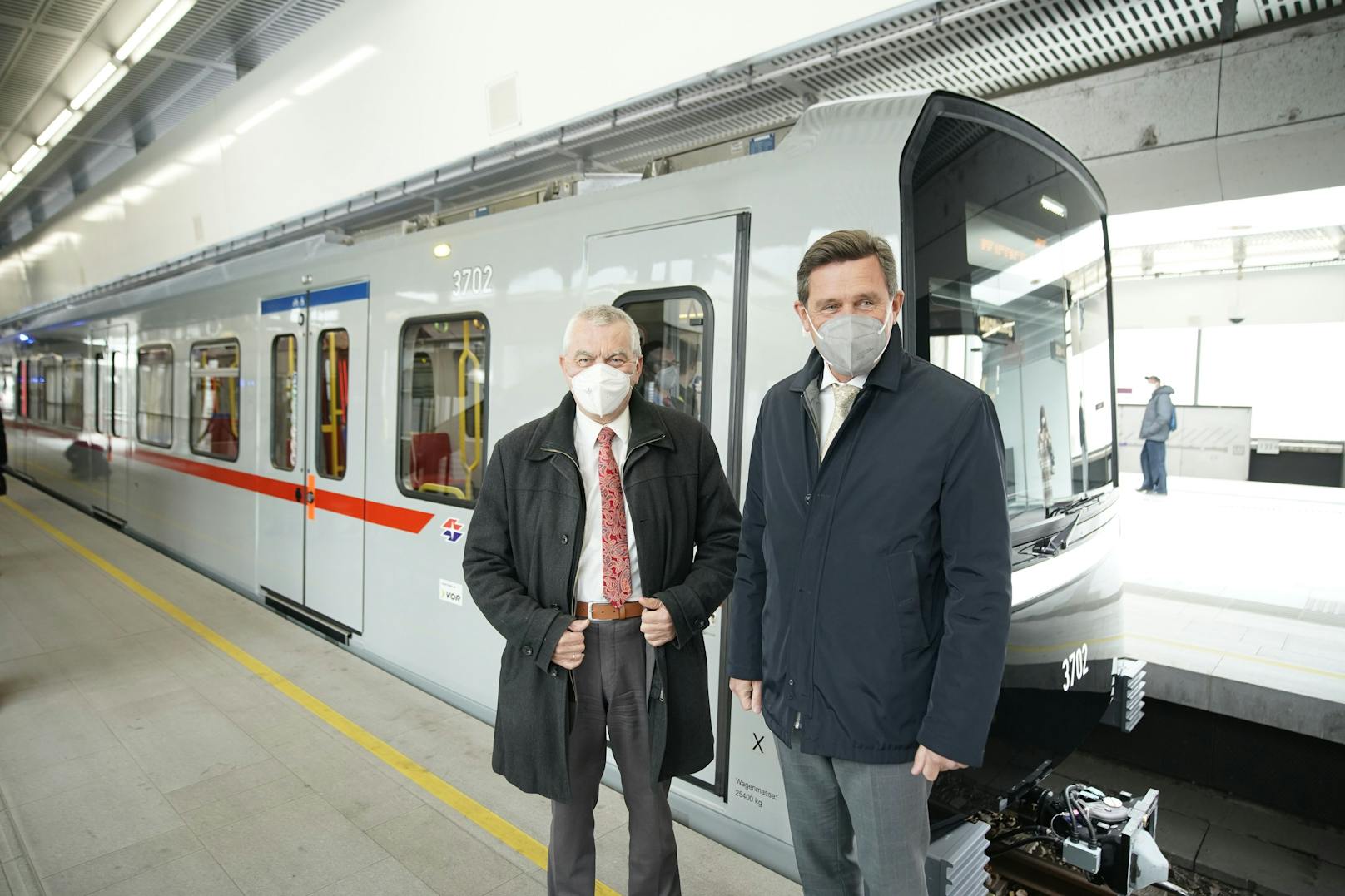 Wiener Linien-Chef Günter Steinbauer (li.) und Öffi-Stadtrat Peter Hanke (SPÖ) luden heute zu einer Testfahrt mit dem neuen X-Wagen ein.